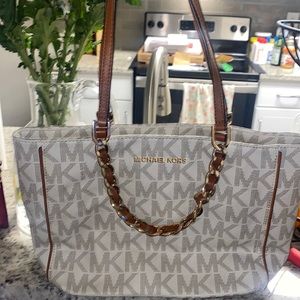 Michael Kors hand bag, very good condition. No scratches, marks. Used ONLY TWICE